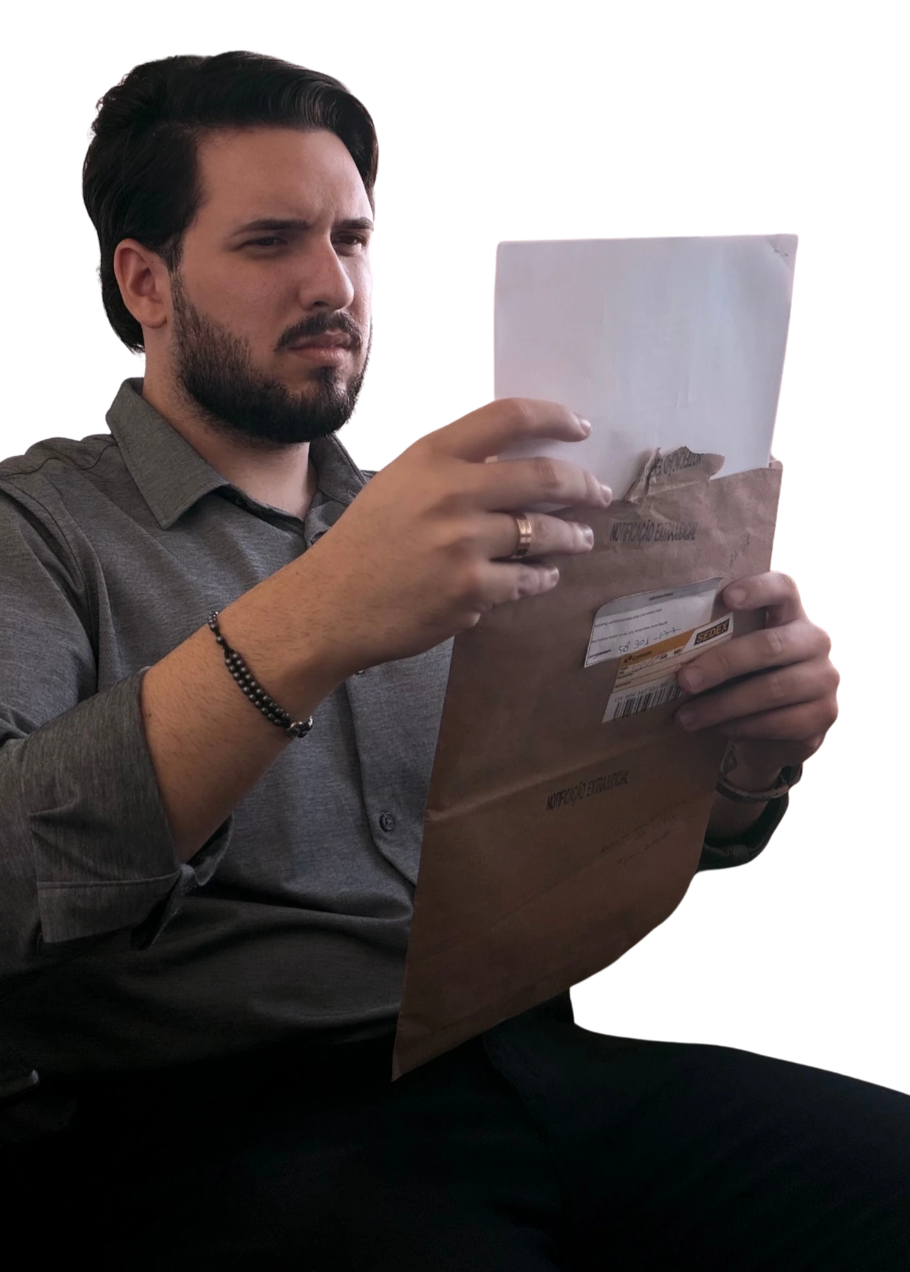 Edson Lourenço analisando documentação
